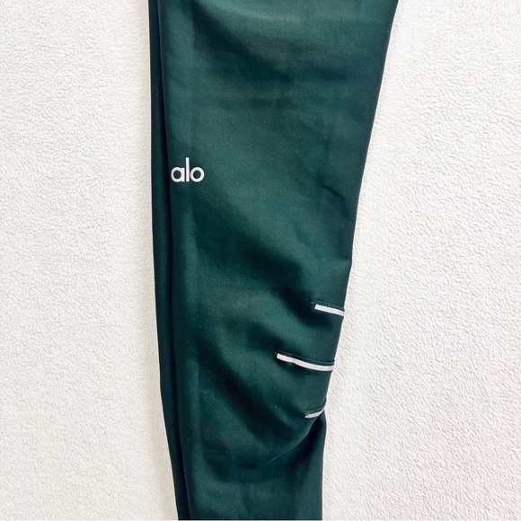 ALO Yoga Sequence Reflective Leggings in Forest Green - Picture 5 of 9